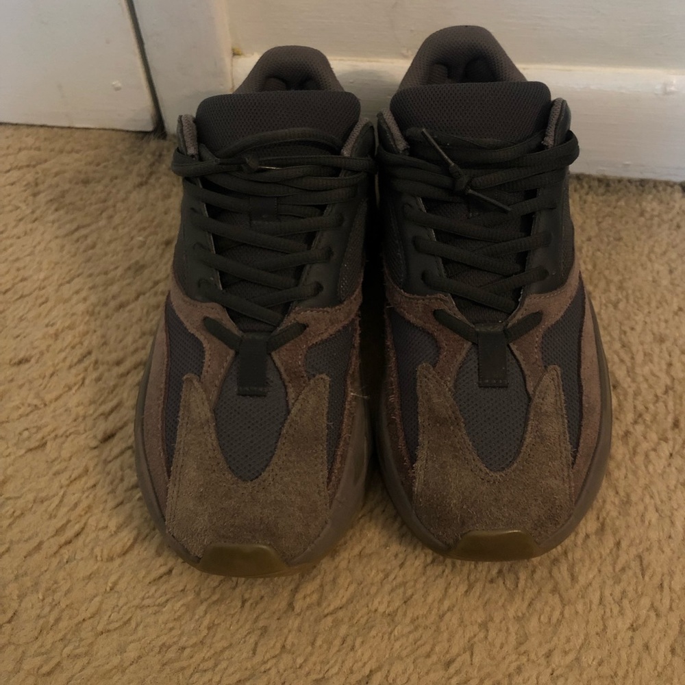 Yeezy Mauve 700